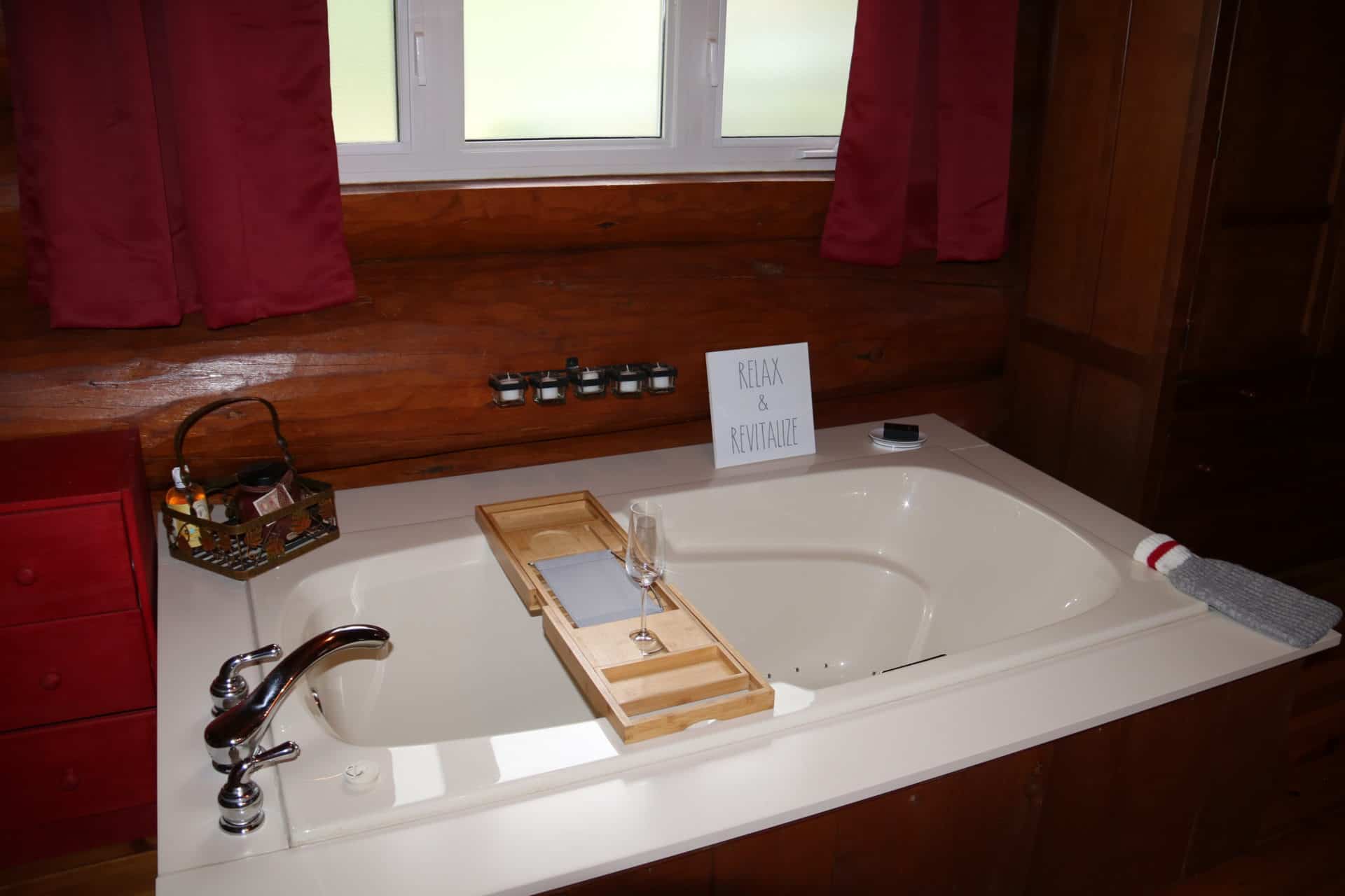 jacuzzi at log cottage rental near montreal