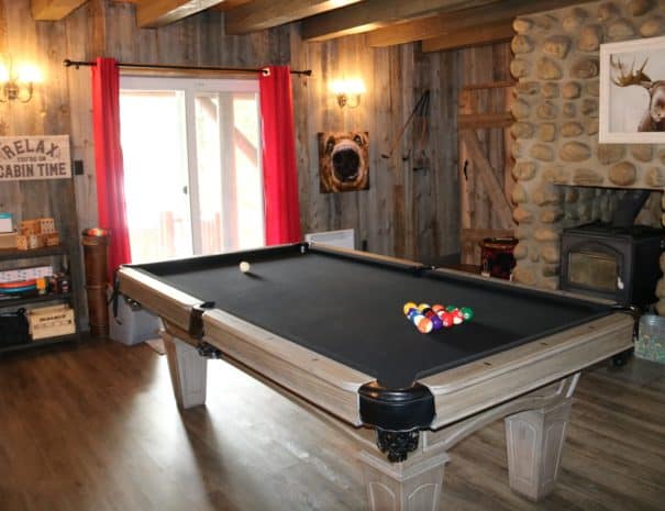 pool table at family cottage rental quebec