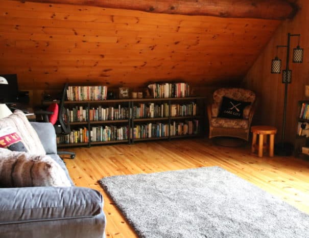 cozy loft with library in Quebec lake cottage