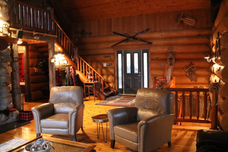 view of front door at log quebec cottage rental