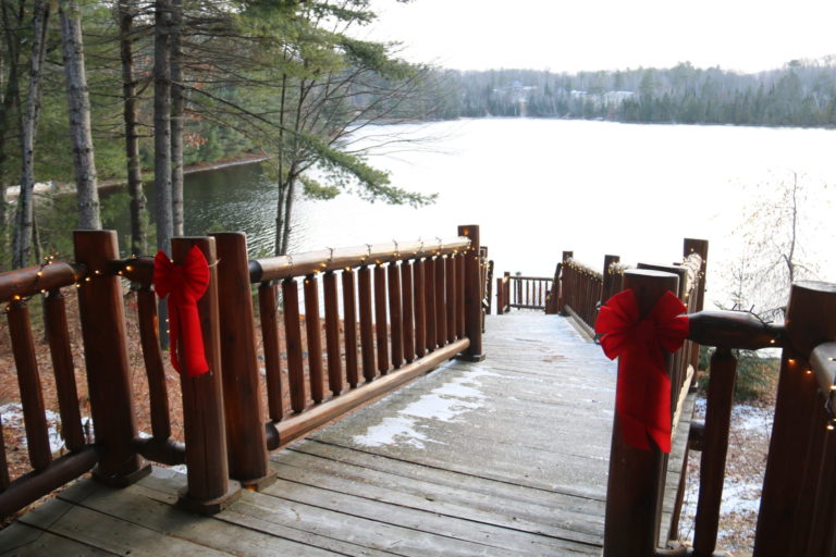 red bows on log stairs at Quebec cottage rental