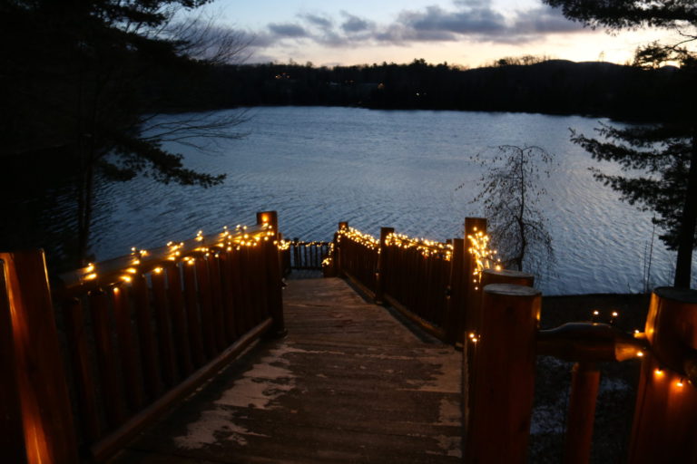 lights on log steps going to lake at Quebec cottage rental