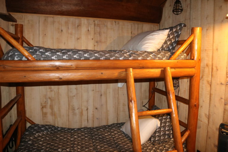 upper bunk bed log cottage rental quebec