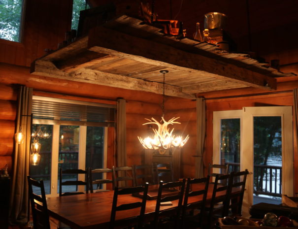 dining room at log quebec cottage rental