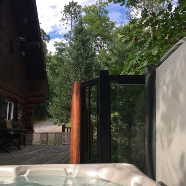 hot tub beside log cottage