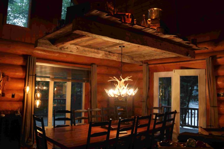 dining room with antler chandelier in quebec cottage rental